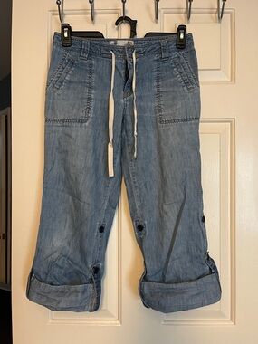 Old Navy Light Blue Denim Capri Pants